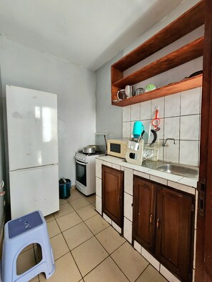 Kühlschrank, Mikrowelle, Herdplatte, Wasserkocher mit Kaffee-/Teezubehör