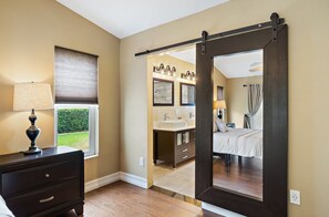 4 slaapkamers, een bureau, een strijkplank/strijkijzer, wifi