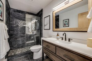 Hair dryer, towels, soap, shampoo - 5 King Beds+6 Bunks. Winter Bus. Close to town. (Breckenridge)