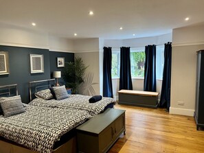 2 bedrooms, desk, iron/ironing board, free WiFi - Garden apt - Beach at end of Road Private Parking (Portsmouth)