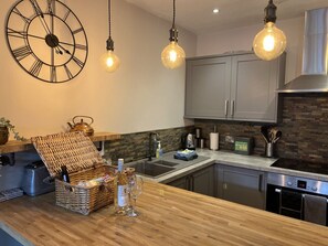 ثلاجة، ميكروويف، فرن، موقد طهي مسطح