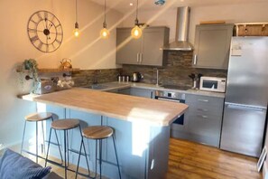 Fridge, microwave, oven, stovetop - Garden apt - Beach at end of Road Private Parking (Portsmouth)