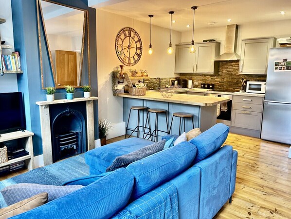 Smart TV, fireplace, books - Garden apt - Beach at end of Road Private Parking (Portsmouth)