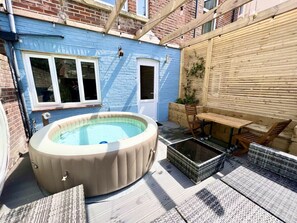 Outdoor dining - Garden apt - Beach at end of Road Private Parking (Portsmouth)