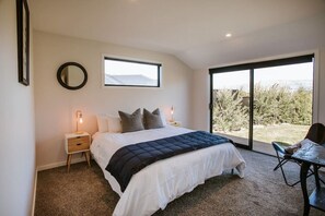 4 bedrooms, desk, iron/ironing board, WiFi