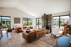 TV, fireplace, ping pong