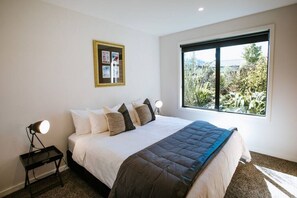 4 bedrooms, desk, iron/ironing board, WiFi