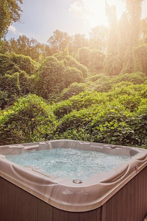 Bañera de hidromasaje al aire libre