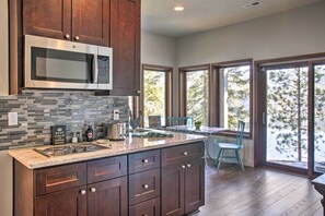 Fridge, microwave, stovetop, coffee/tea maker - Luxurious Liberty Lake Hideaway w/ Hot Tub! (Liberty Lake)