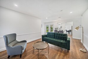 Una Smart TV, una chimenea