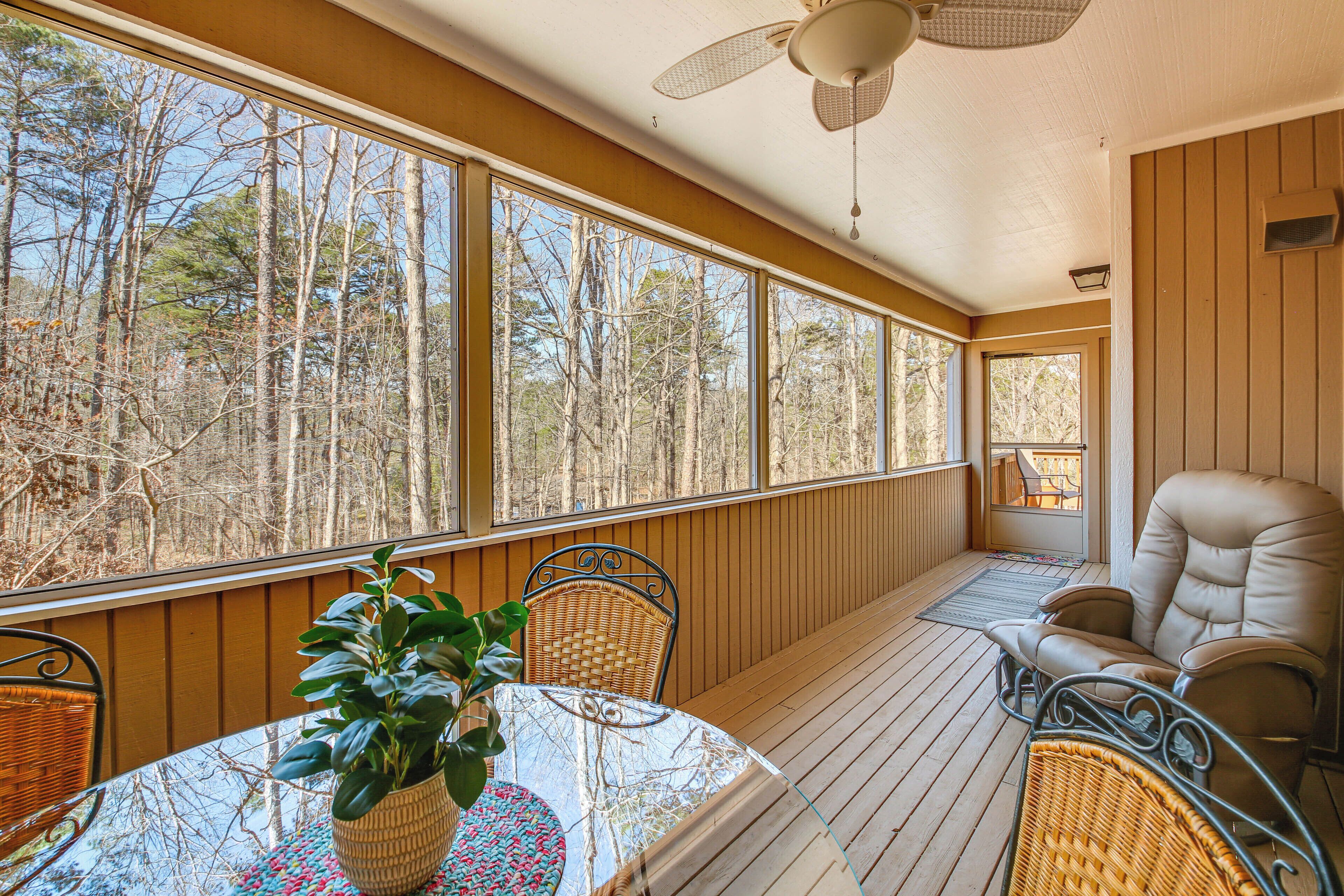 Hot Springs Village Escape w/ Deck < 1 Mi to Lake!