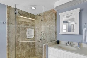 Shower, hair dryer, towels - Casa Blanca Cottage (Jekyll Island)