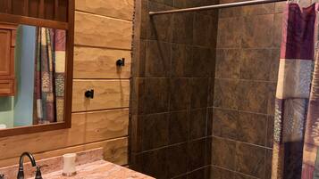 Ensemble douche/baignoire, sĂšche-cheveux, serviettes fournies, savon