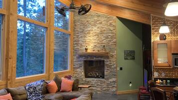 TV connectée, cheminée, lecteur de DVD, baby-foot