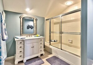 Bathtub, hair dryer, towels, soap - Exclusive Bonita Bay! 3 bdr, 2.5 bath, large attached villa, Private Beach! (Bonita Springs)