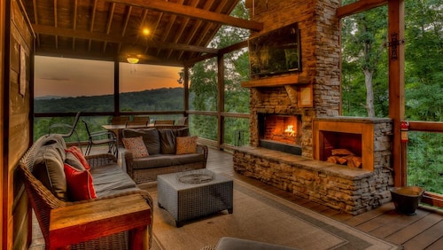 Alpine Ridge - Mountain Views | Close to Down Town Blue Ridge | Hot Tub | Shuffleboard