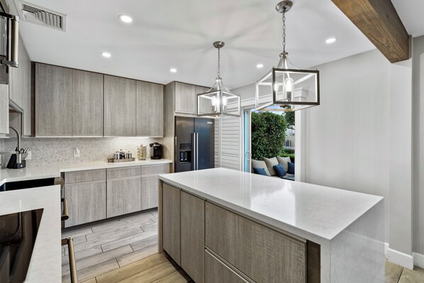 Kjøleskap, mikrobølgeovn, ovn og kokeplater