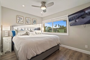 3 soverom, skrivebord, strykejern/-brett og reiseseng for barn