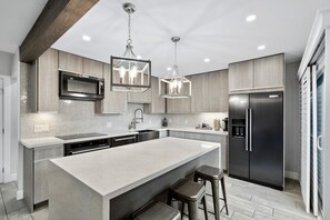 ثلاجة، ميكروويف، فرن، موقد طهي مسطح