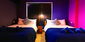 Escritorio, tabla de planchar con plancha y wifi gratis 