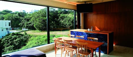Superior Design Sky View, Non Smoking | In-room dining