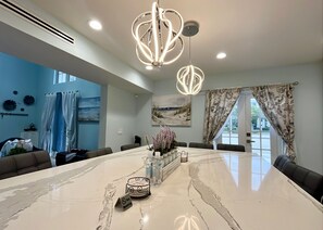 Interior - LUXURIOUS TOWNHOUSE BY THE BEACH-7 BED-2.5 BATH-SLEEP UP TO 9 - 1400+ sqft (Pompano Beach)