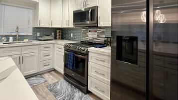 冷蔵庫、電子レンジ、オーブン、コンロ