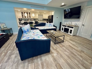 Smart TV - LUXURIOUS TOWNHOUSE BY THE BEACH-7 BED-2.5 BATH-SLEEP UP TO 9 - 1400+ sqft (Pompano Beach)