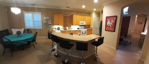 Mikrobølgeovn, oppvaskmaskin, kaffetrakter/tekoker og kjøkkenutstyr