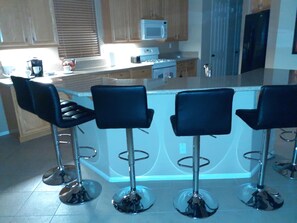 Mikrobølgeovn, oppvaskmaskin, kaffetrakter/tekoker og kjøkkenutstyr