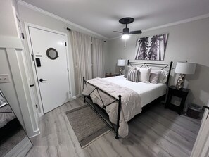 1 habitación, tabla de planchar con plancha, wifi gratis y ropa de cama