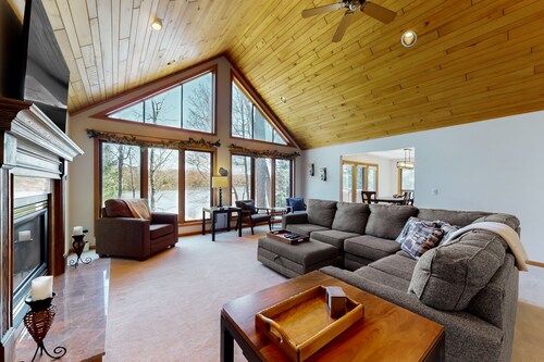 Dog-friendly lodging w/ scenic deck, pool table, lake dock, & free WiFi