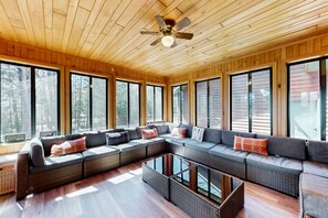 Televisión, chimenea, Netflix y reproductor de DVD