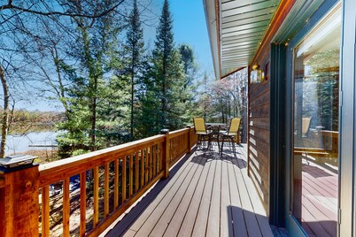 Dog-friendly lodging w/ scenic deck, pool table, lake dock, & free WiFi