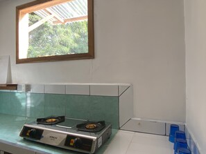 Kühlschrank, Herdplatte, Wasserkocher mit Kaffee-/Teezubehör