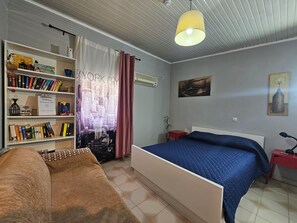 1 chambre, bureau, fer et planche à repasser, Wi-Fi
