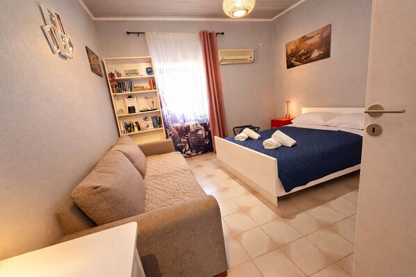 1 bedroom, desk, iron/ironing board, WiFi