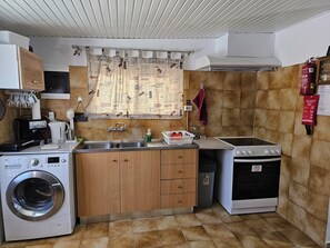 Réfrigérateur, four, plaque de cuisson, cafetière/bouilloire