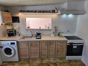 Fridge, oven, stovetop, coffee/tea maker