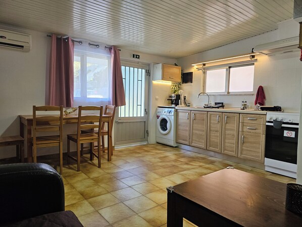 Fridge, oven, stovetop, coffee/tea maker