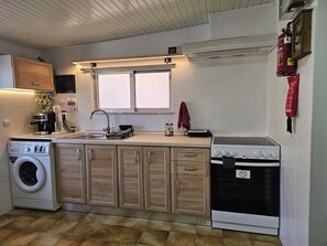 Fridge, oven, stovetop, coffee/tea maker