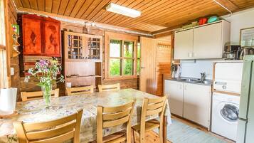 Kühlschrank, Mikrowelle, Geschirrspüler, Kochgeschirr/Geschirr/Besteck