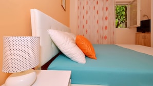 A bedroom with a bed, a lamp, and a window with curtains. - B apartment with terrace with the sea view (Arbanija)
