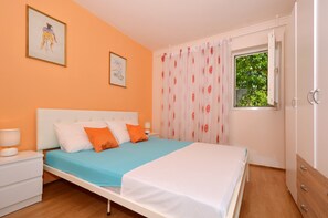 1 habitación, tabla de planchar con plancha, wifi y ropa de cama 