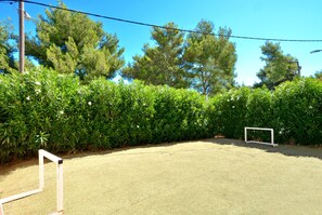 Property grounds - D large apt with big terrace, next to the beach (Arbanija)