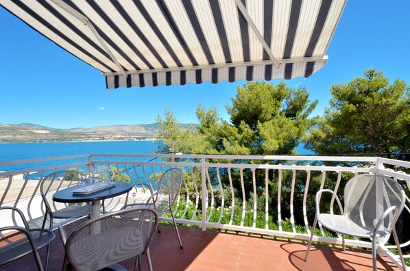 Property grounds - D large apt with big terrace, next to the beach (Arbanija)