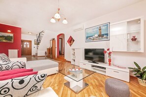 Een televisie en een stereo