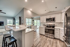 Frigorifero, microonde, forno, piano cottura