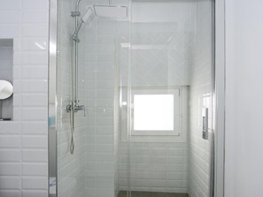 浴槽、ヘアドライヤー、タオル、トイレットペーパー