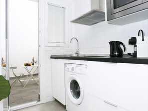 Een koelkast, een magnetron, een kookplaat